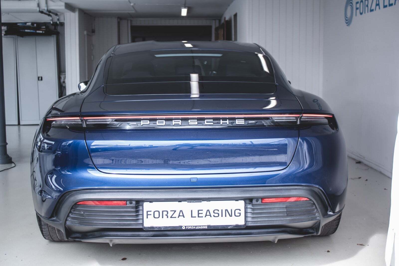 Blå Porsche Taycan fra 2022