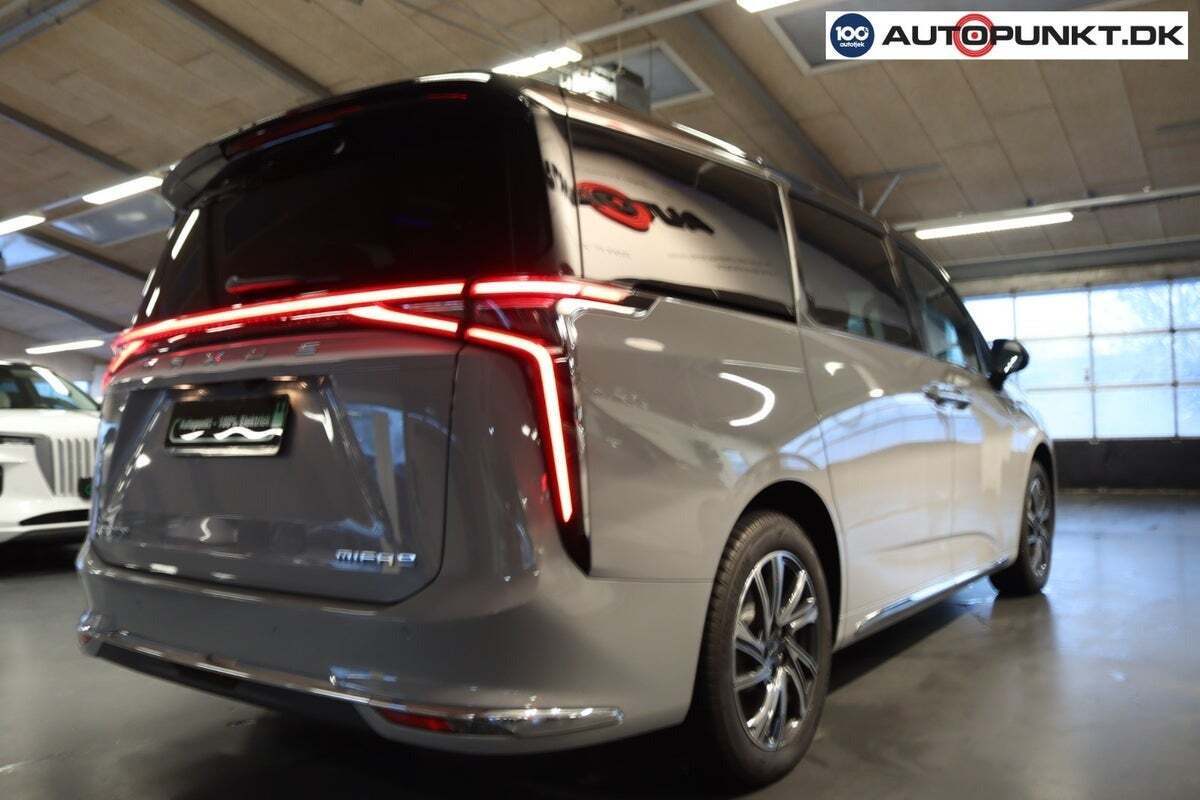 Grå Maxus Mifa 9 fra 2023