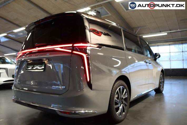 Grå Maxus Mifa 9 fra 2023