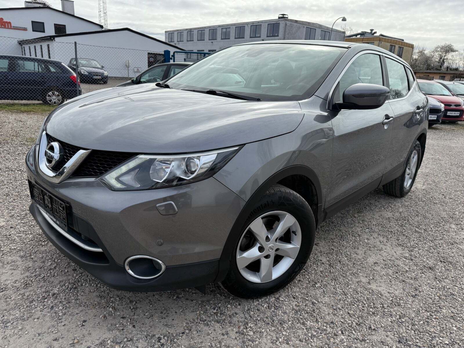 Grå Nissan Qashqai fra 2016 set udefra