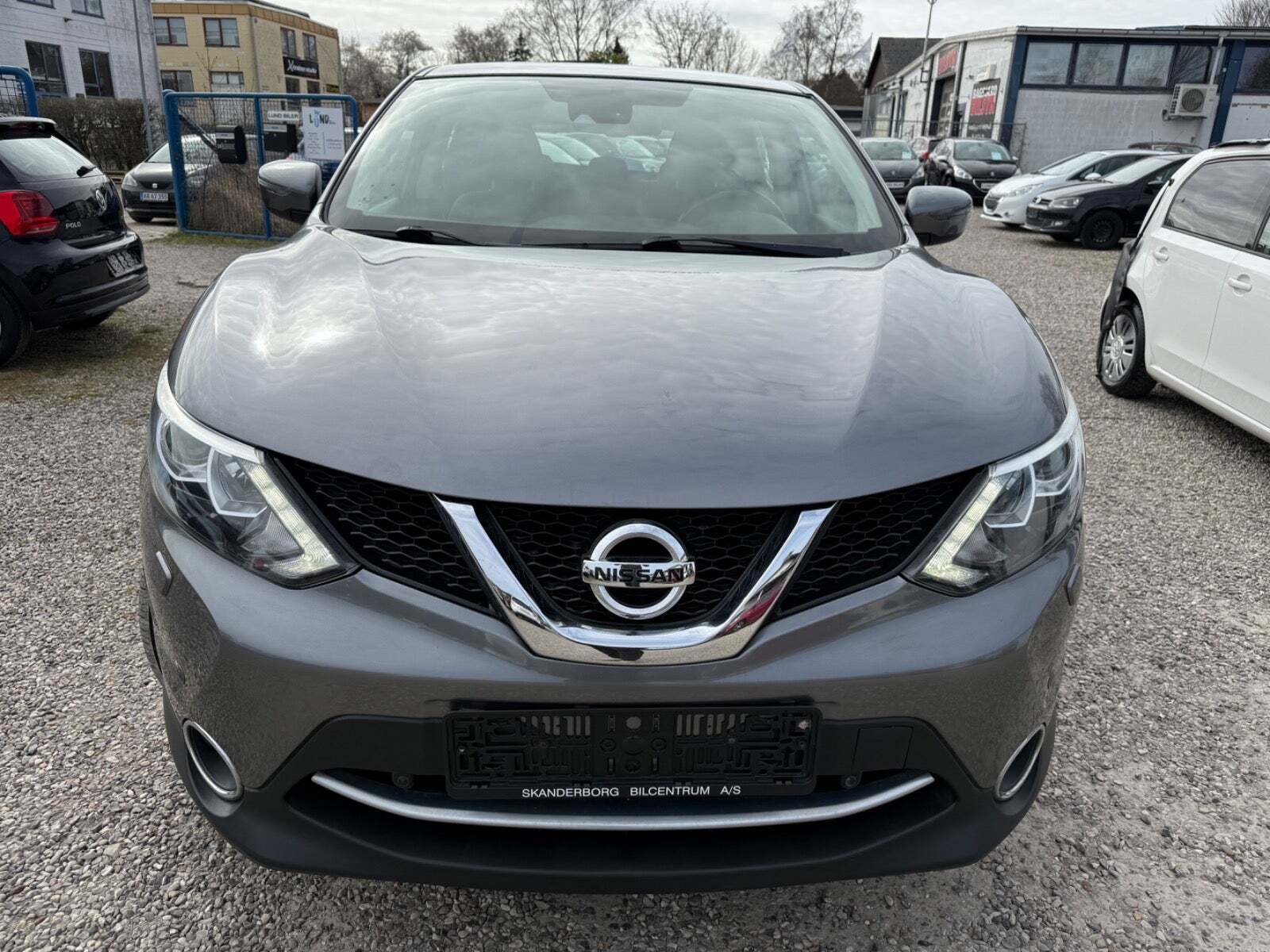 Grå Nissan Qashqai fra 2016