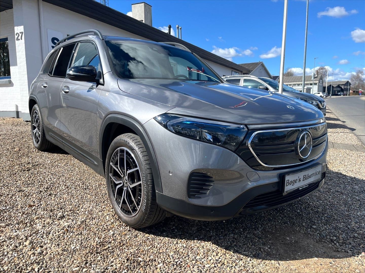Grå Mercedes EQB 250+ fra 2023 set udefra