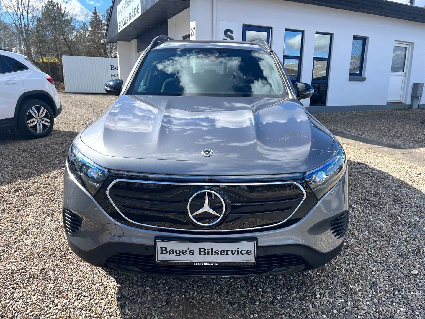 Grå Mercedes EQB 250+ fra 2023