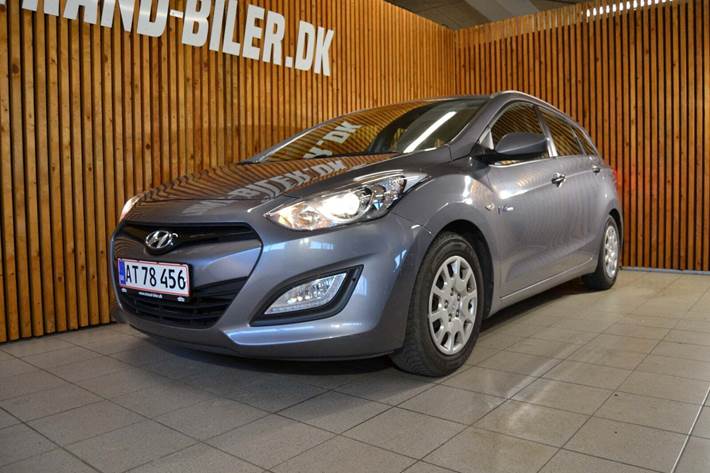 Grå Hyundai i30 fra 2015 set udefra