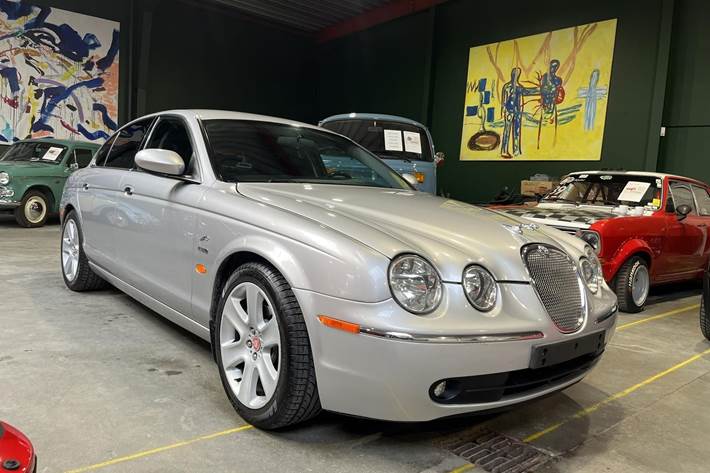 Sølv Jaguar S-Type fra 2005