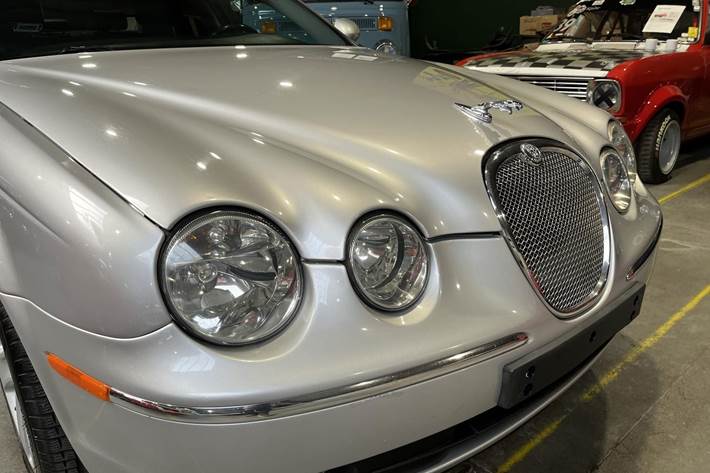 Sølv Jaguar S-Type fra 2005