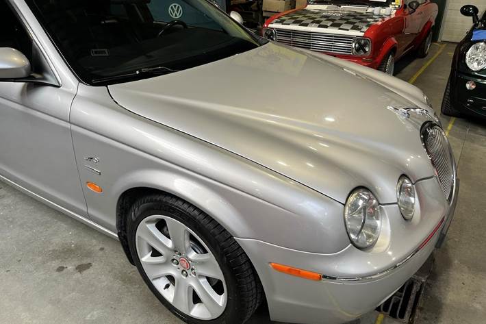 Sølv Jaguar S-Type fra 2005