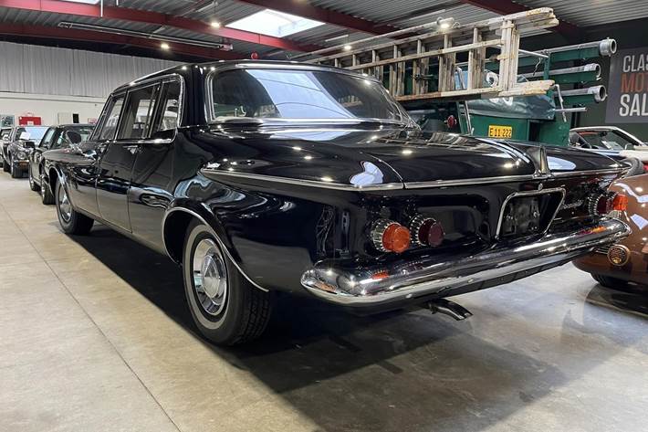 Sort Chrysler Coronado fra 1963 set udefra