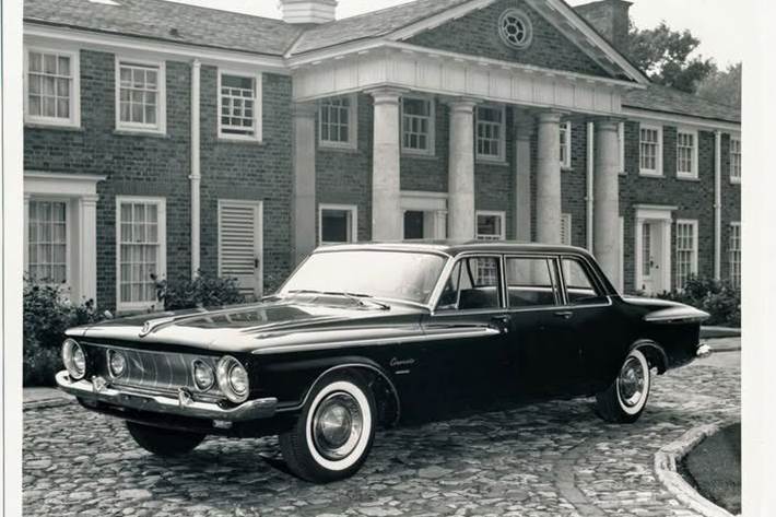 Sort Chrysler Coronado fra 1963 set udefra