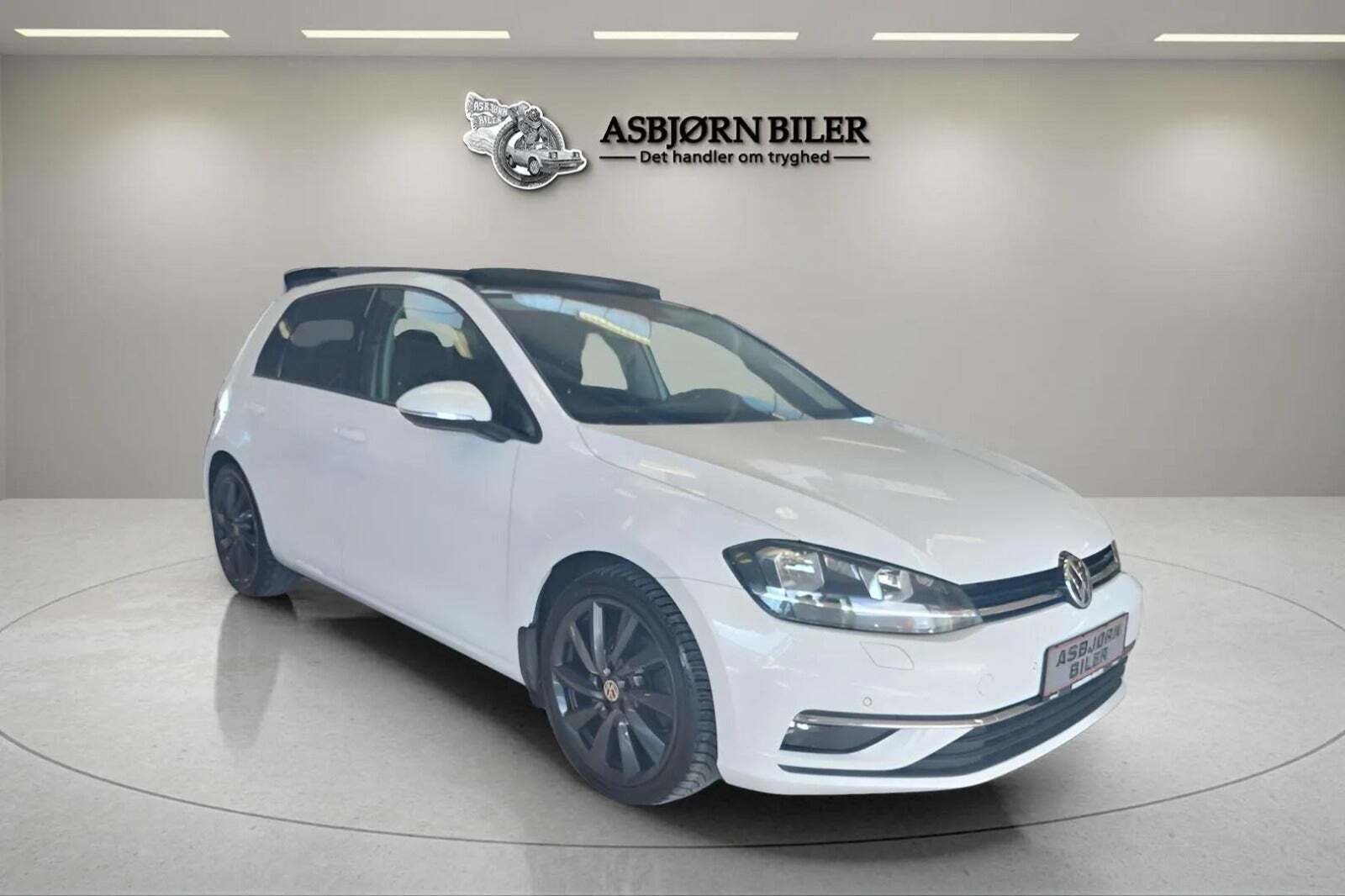Hvid VW Golf VII fra 2018 set udefra