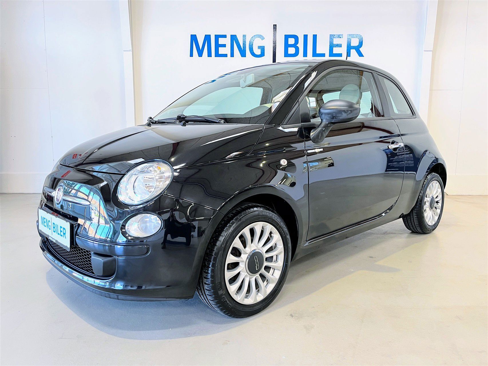 Sort Fiat 500 fra 2014 set udefra