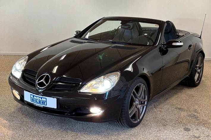 Sort Mercedes SLK350 fra 2004 set udefra