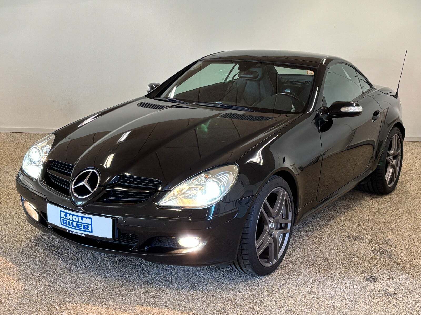 Sort Mercedes SLK350 fra 2004 set udefra