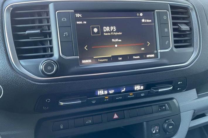 Hvid Opel Vivaro fra 2021