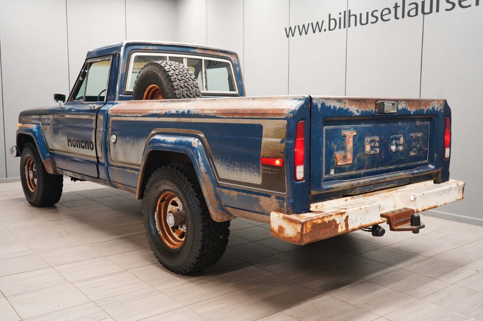 Blå Jeep Honcho fra 1977 set udefra