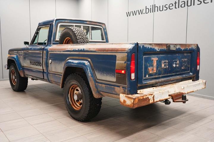 Blå Jeep Honcho fra 1977 set udefra