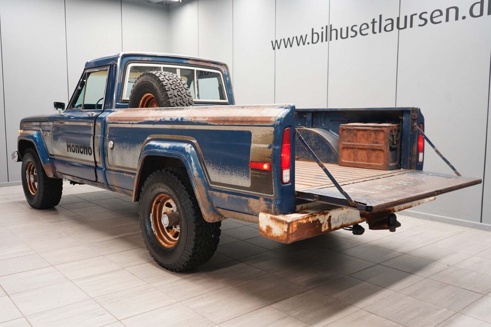 Blå Jeep Honcho fra 1977 set udefra