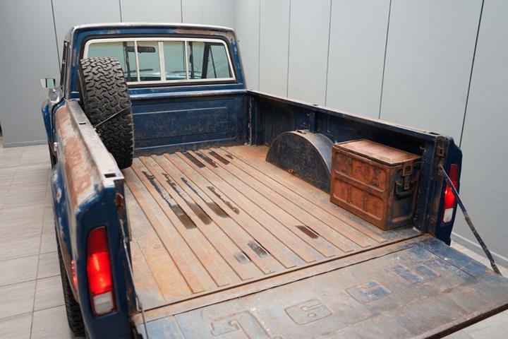 Blå Jeep Honcho fra 1977 set udefra