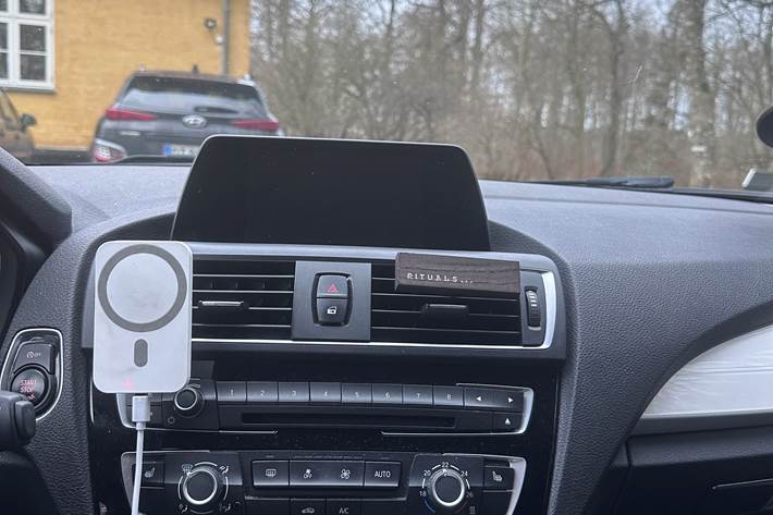 Grå BMW 118d fra 2016