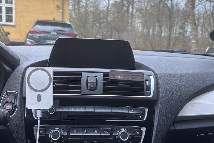 Grå BMW 118d fra 2016