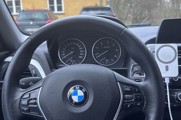 Grå BMW 118d fra 2016