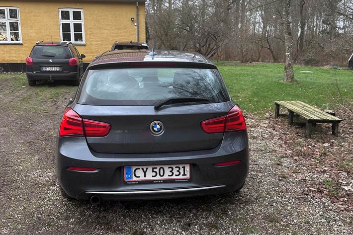 Grå BMW 118d fra 2016