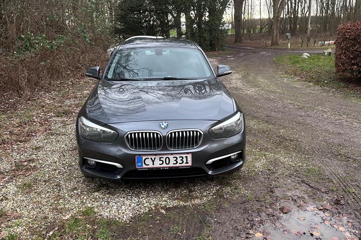 Grå BMW 118d fra 2016