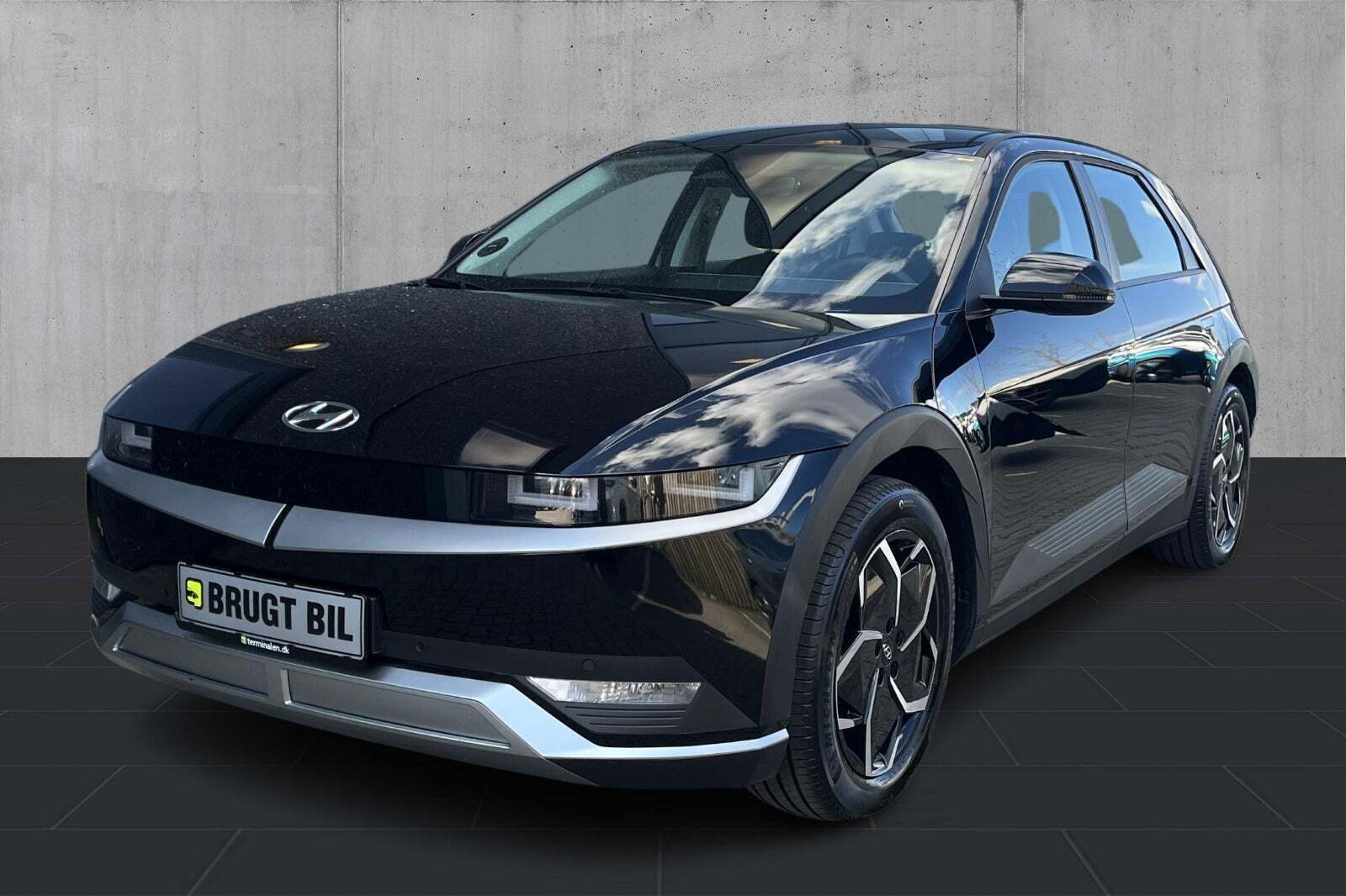 Sort Hyundai Ioniq 5 fra 2024 set udefra