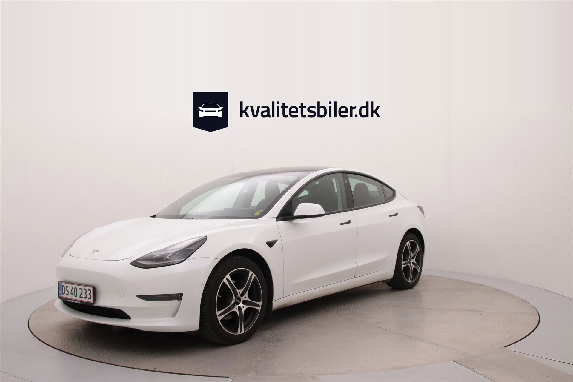 Hvid Tesla Model 3 fra 2021 set udefra
