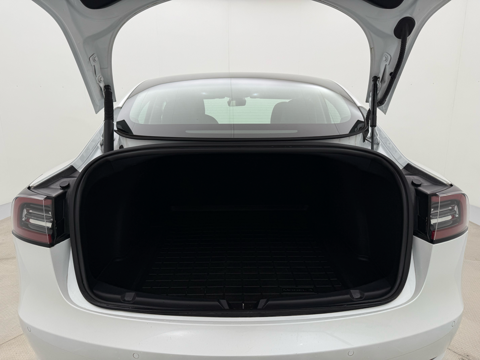 Hvid Tesla Model 3 fra 2021