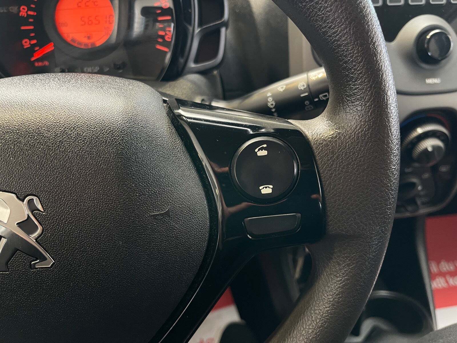 Hvid Peugeot 108 fra 2019 set indefra