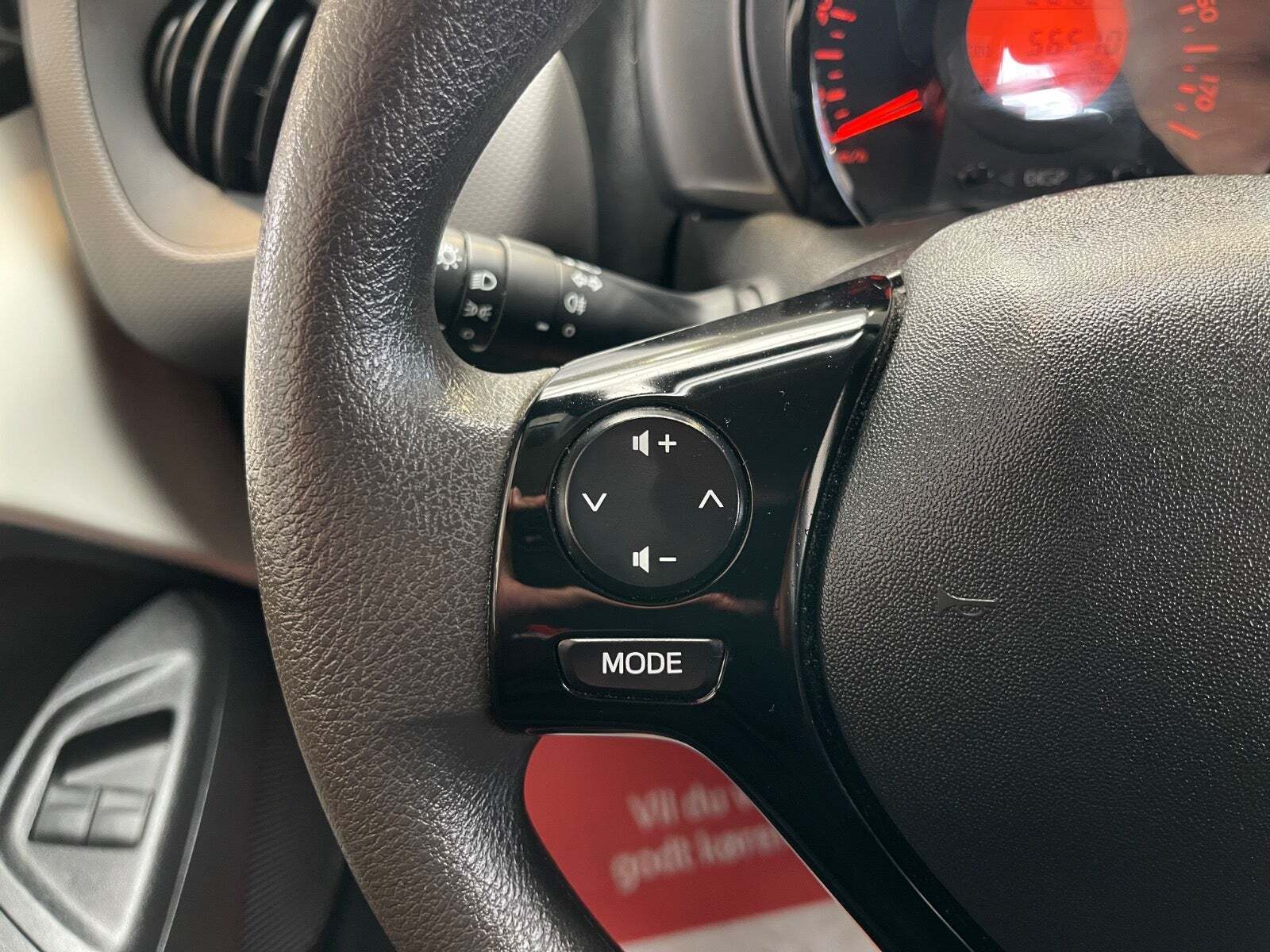 Hvid Peugeot 108 fra 2019 set indefra