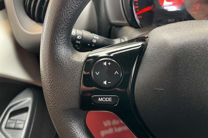 Hvid Peugeot 108 fra 2019 set indefra