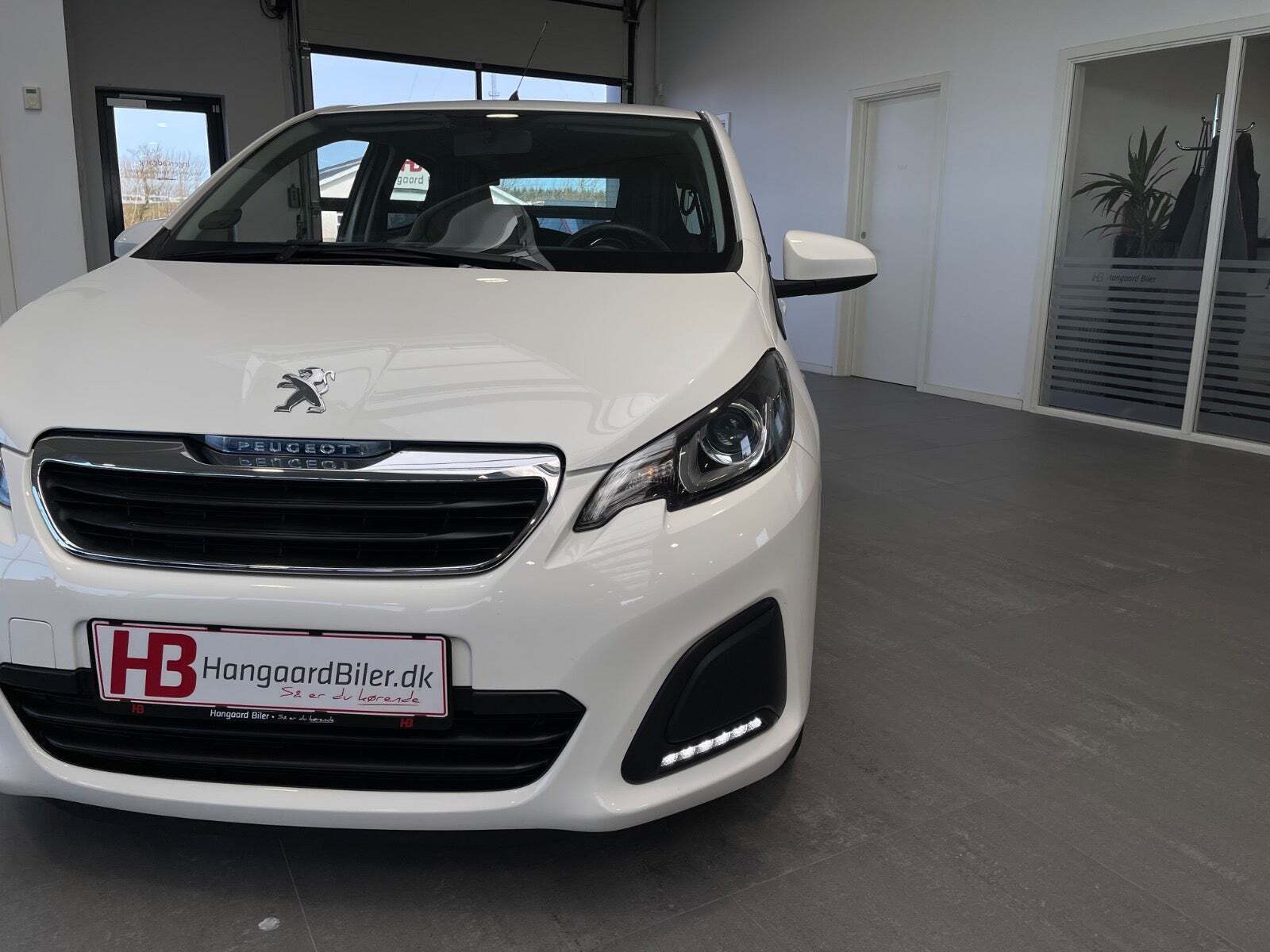Hvid Peugeot 108 fra 2019 set udefra