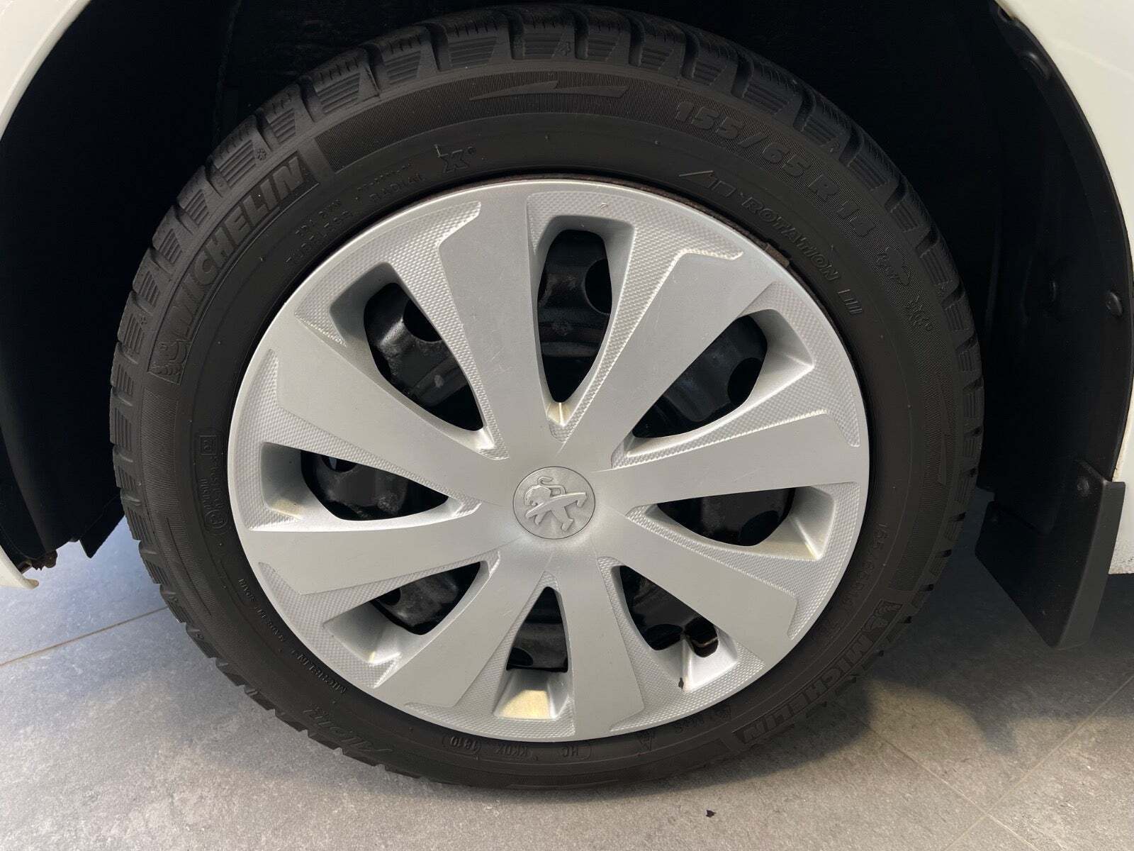 Hvid Peugeot 108 fra 2019 set udefra