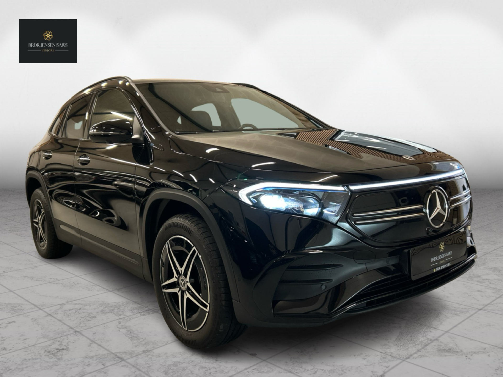 Sort Mercedes EQA 250 fra 2021 set udefra