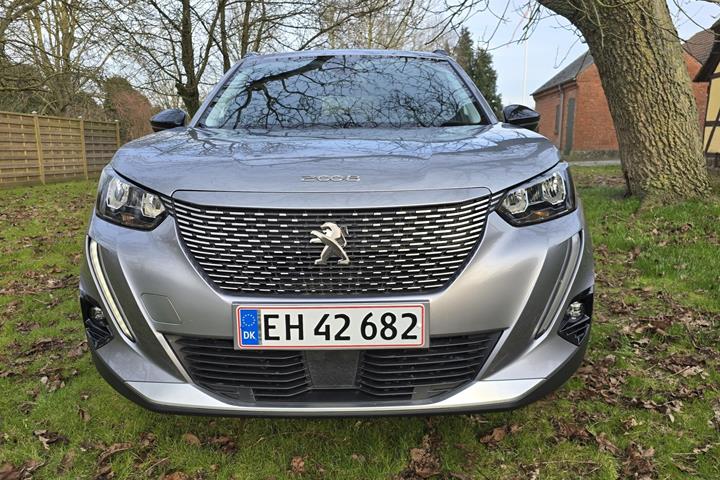 Grå Peugeot 2008 fra 2022