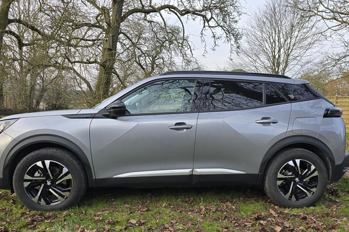 Grå Peugeot 2008 fra 2022