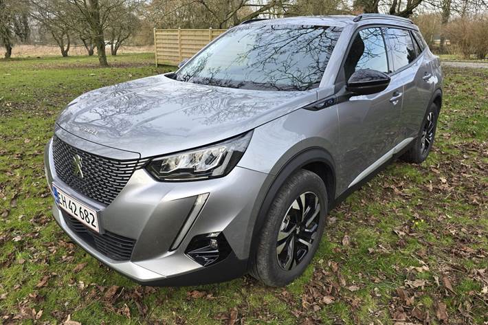 Grå Peugeot 2008 fra 2022