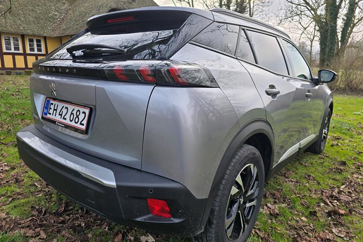 Grå Peugeot 2008 fra 2022