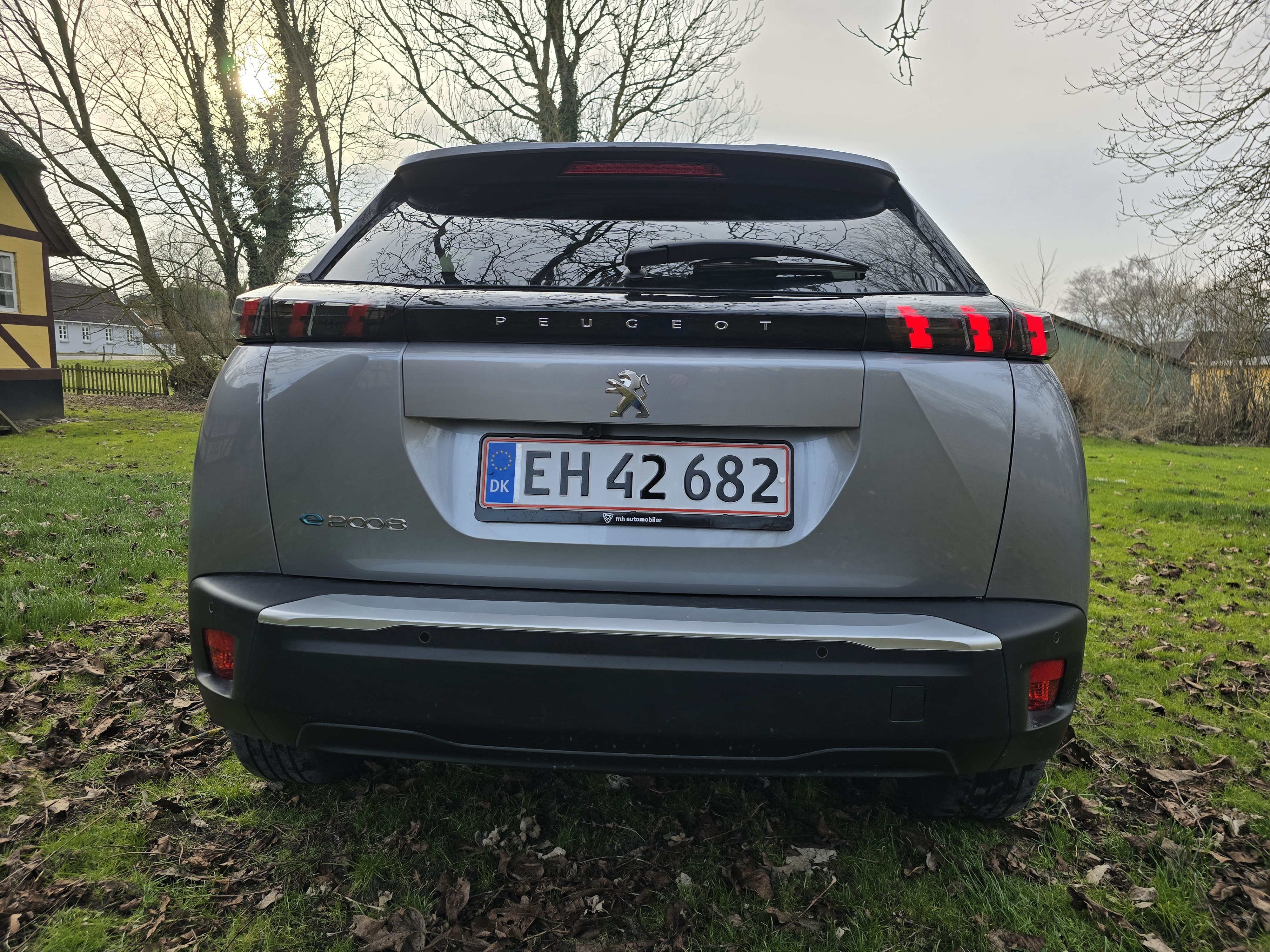 Grå Peugeot 2008 fra 2022