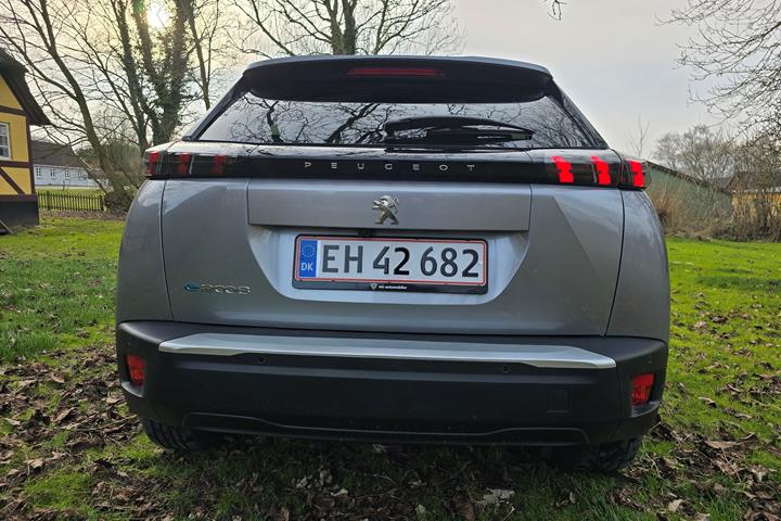 Grå Peugeot 2008 fra 2022
