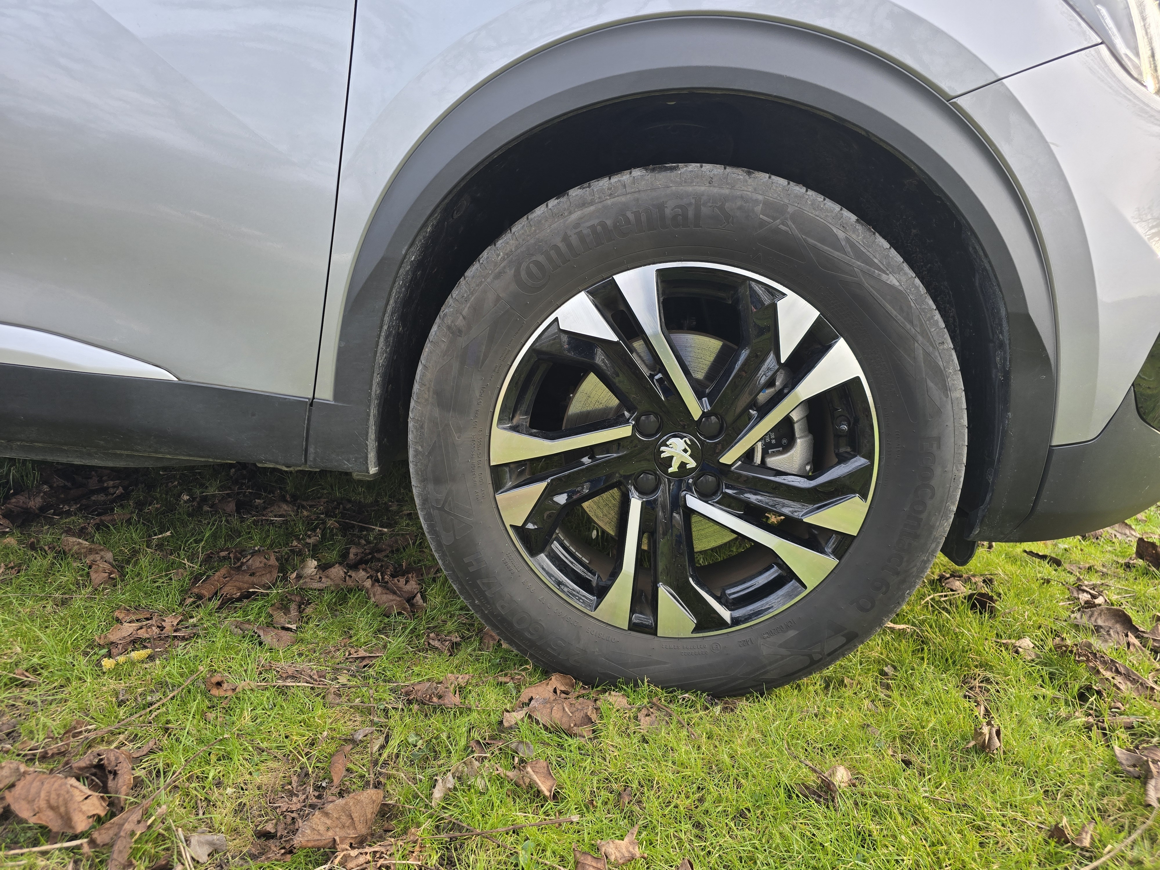 Grå Peugeot 2008 fra 2022