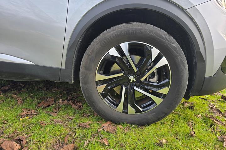 Grå Peugeot 2008 fra 2022