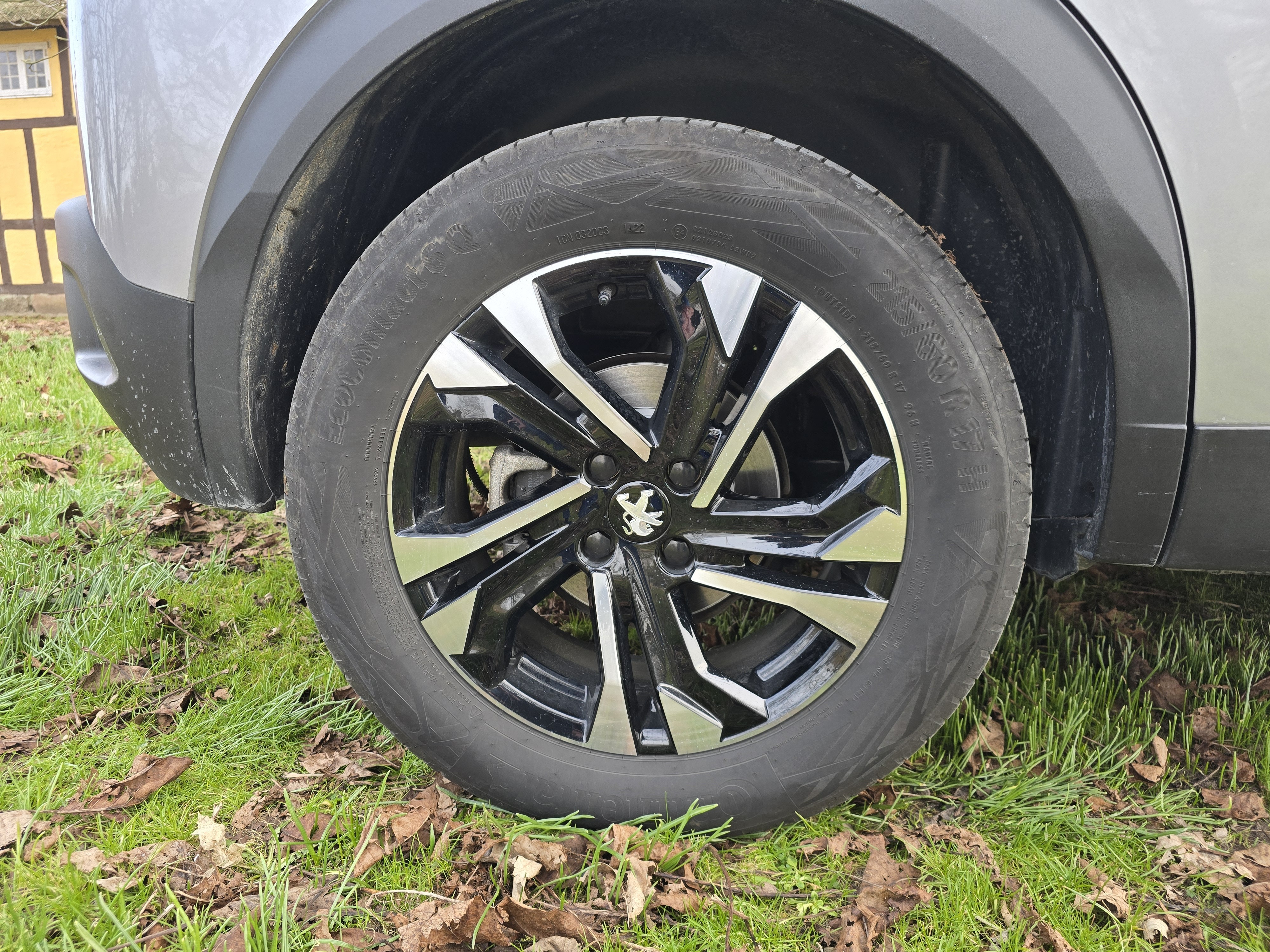 Grå Peugeot 2008 fra 2022
