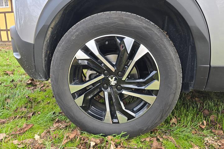 Grå Peugeot 2008 fra 2022