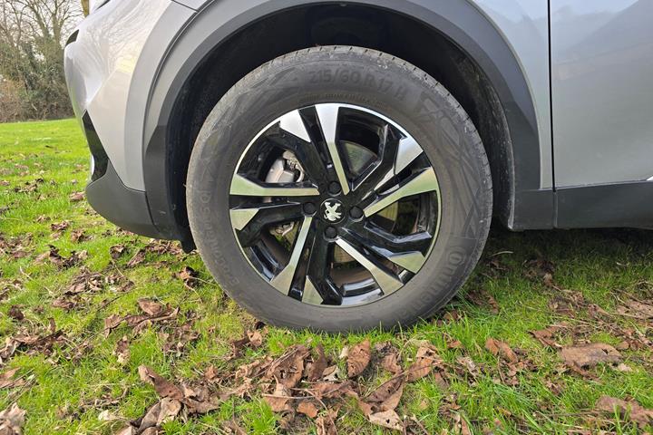 Grå Peugeot 2008 fra 2022