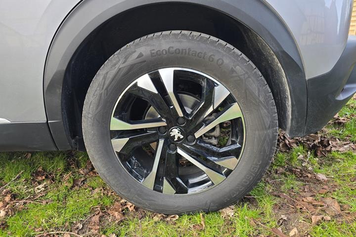 Grå Peugeot 2008 fra 2022