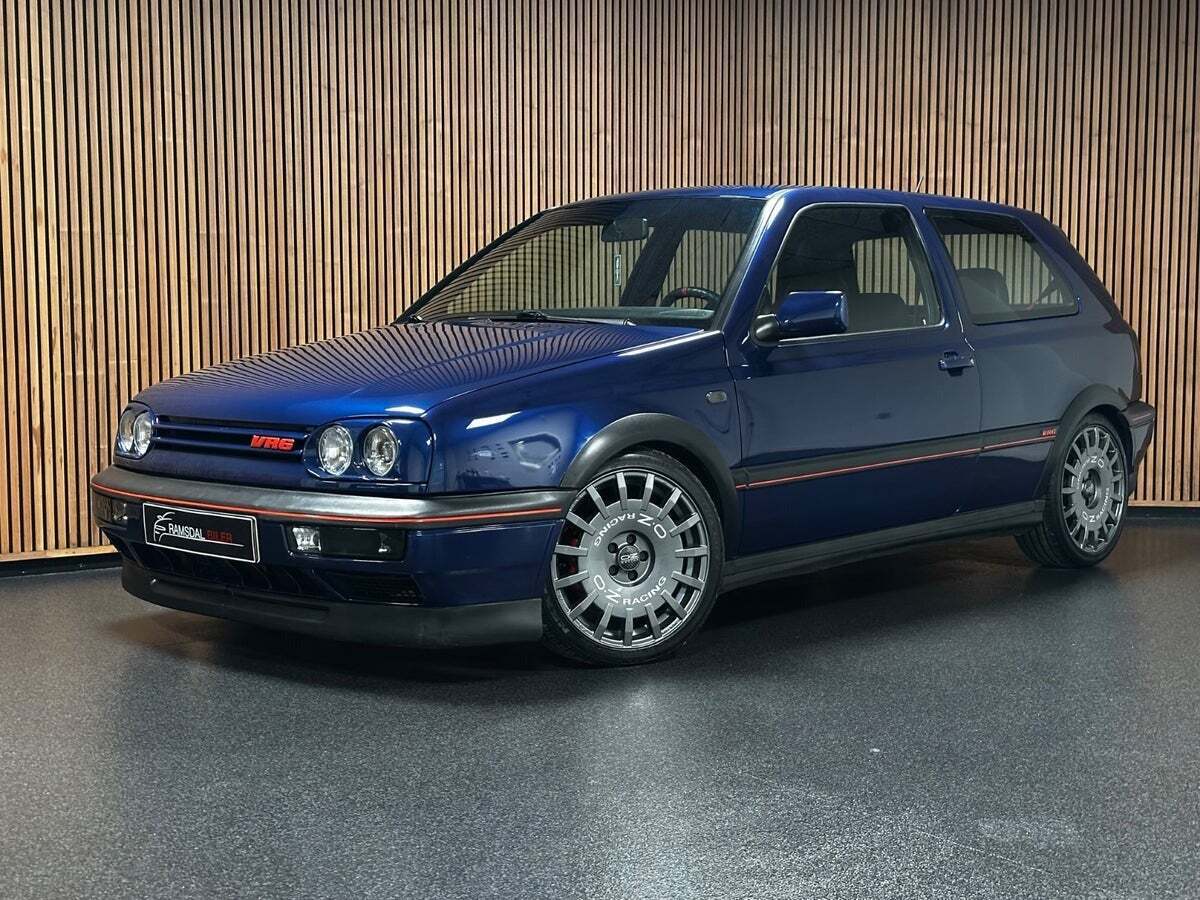 Blå VW Golf III fra 1996 set udefra