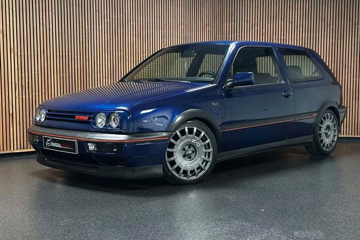 Blå VW Golf III fra 1996 set udefra
